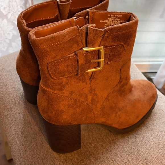 Brown Boot - Picture 2 of 6